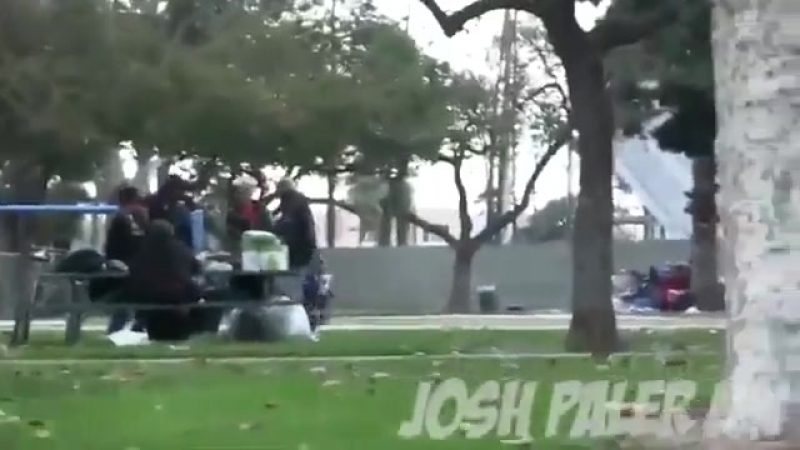 Парень дал бомжу 100$ и стал следить но вместо падения человека он увидел его величие