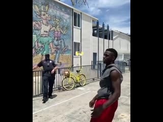 Коп помог сделать данк