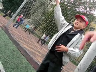 Школоло кидает зигу))