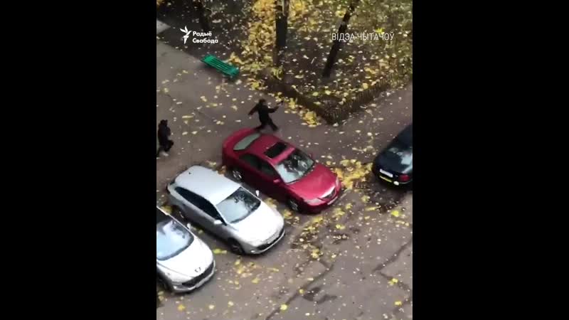 Невядомыя ў цывільным бегаюць па дварах побач з праспэктам незалежнасьці ў менску