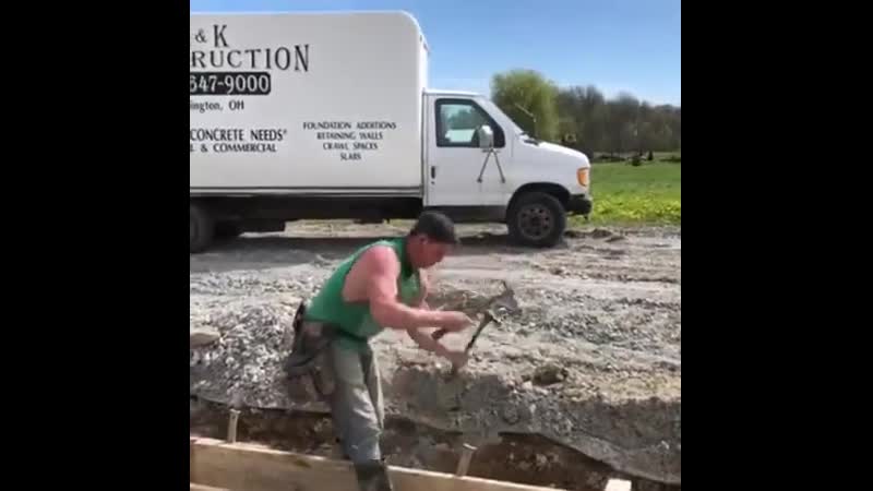 Впечатляющая точность двух молотков njxyjcnm lde[ vjkjnrjd