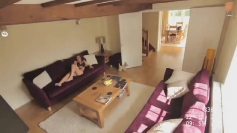 Скрытая камера следит за няней