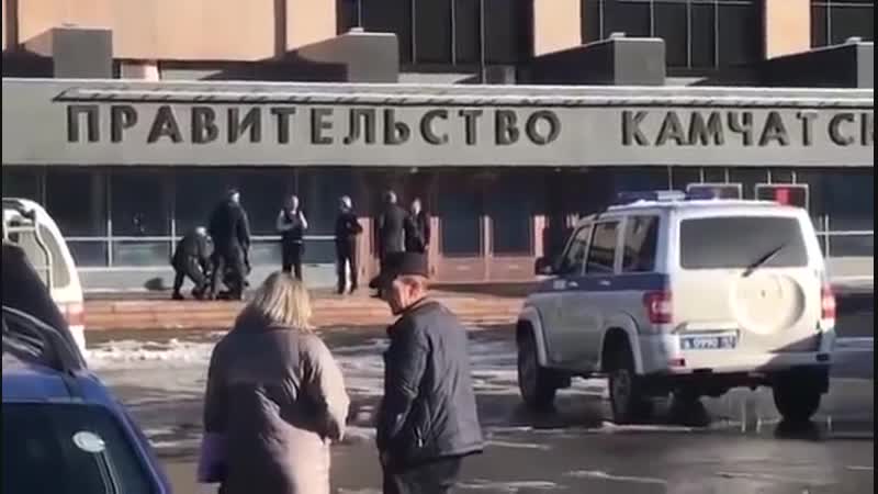 Полицейские задержали у здания правительства в петропавловске камчатском пенсионера, который пытался зайти туда с обрезом