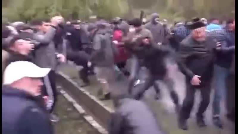 Жесть происходит в грузии чеченцы выгнали грузинский спецназ из панкисского ущелья, даже бабушки бьют полицейских