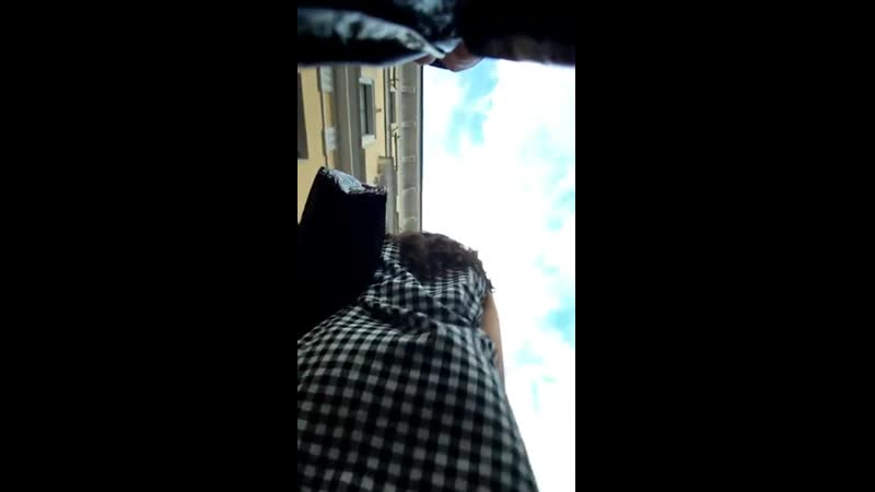 У молодой девочки в колготках и на каблуках под платьем виднеются светлые трусики