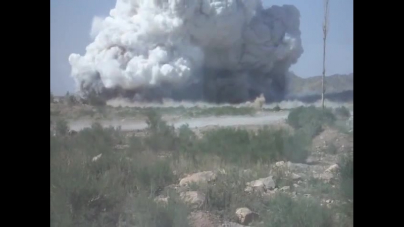 Заминированного автомобиля из пулемёта 50 калибра (мощный взрыв)