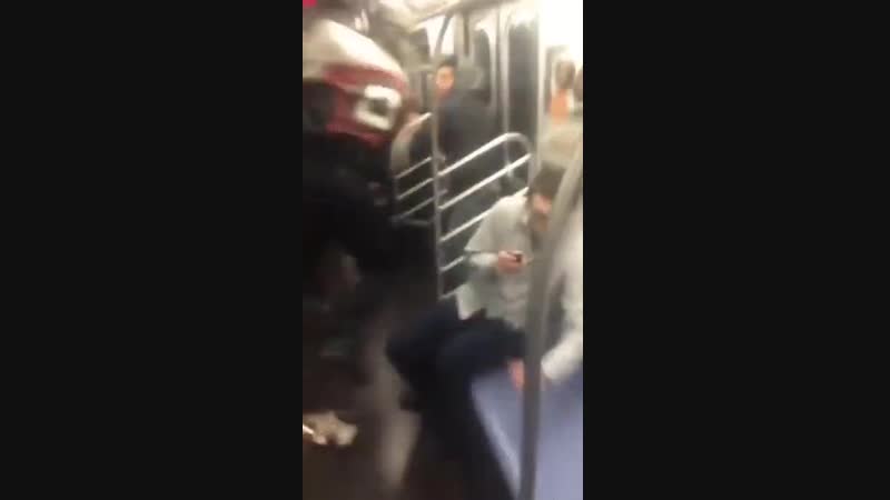Молодые избил девушку в общественном транспорте