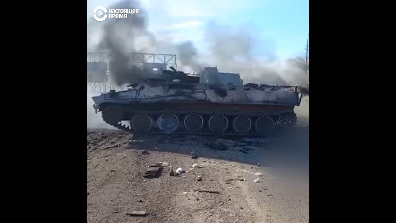 Разбитая колонна техники и погибший солдат в харькове