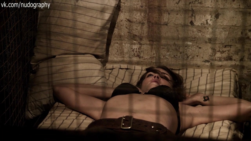 Танит феникс (tanit phoenix) в лифчике в фильме "смертельная гонка 3 ад" (porn race inferno, 2013, роэль рейн)