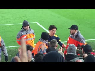 Video héctor bellerín checking on the fans who fell during the celebrations for ainsley ma