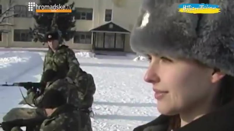 Дівчата не хочуть втрачати,тому подають набої, тому одягають халати і вчаться тримати зброю!