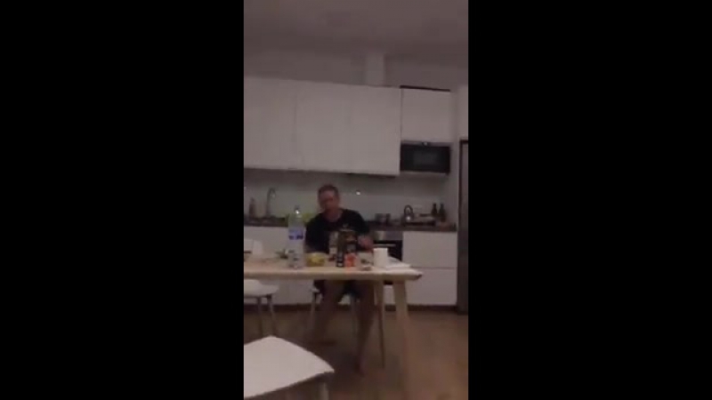 Porchy закидал бананами oxxxymirona [ ]