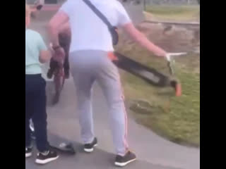 Яжбатя ударил самокатом обидчиков своего сына