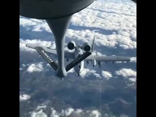 Штурмовик a 10 «тандерболт» дозапраа в воздухе