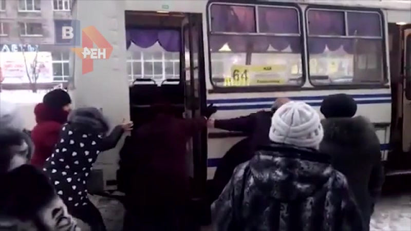 Женщины толкают автобус