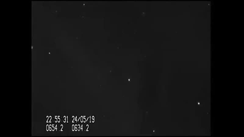 Голландец сумел снять на видео вереницу спутников (vhs video)