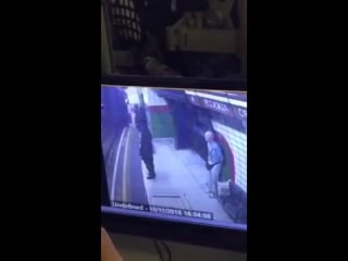 Мужчина толкнул мусульманку под проходящий поезд (13 11 2015)