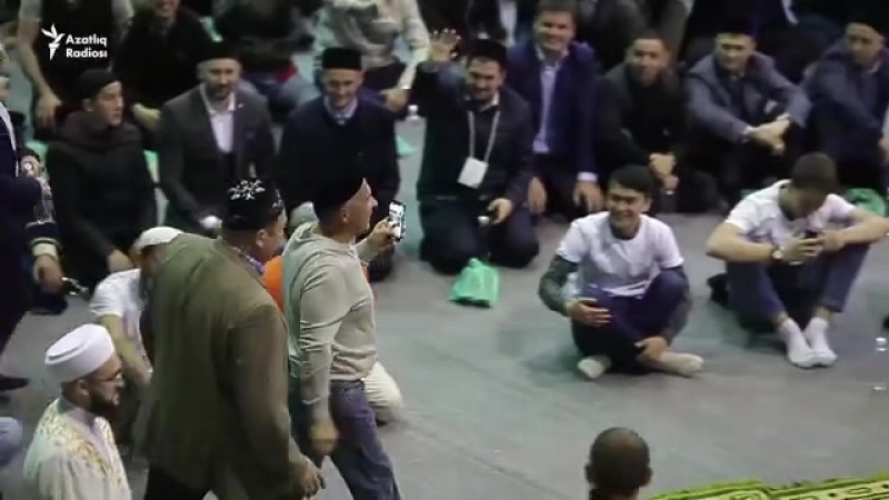 "ифтарда президент та, гади кеше дә бер сафта"