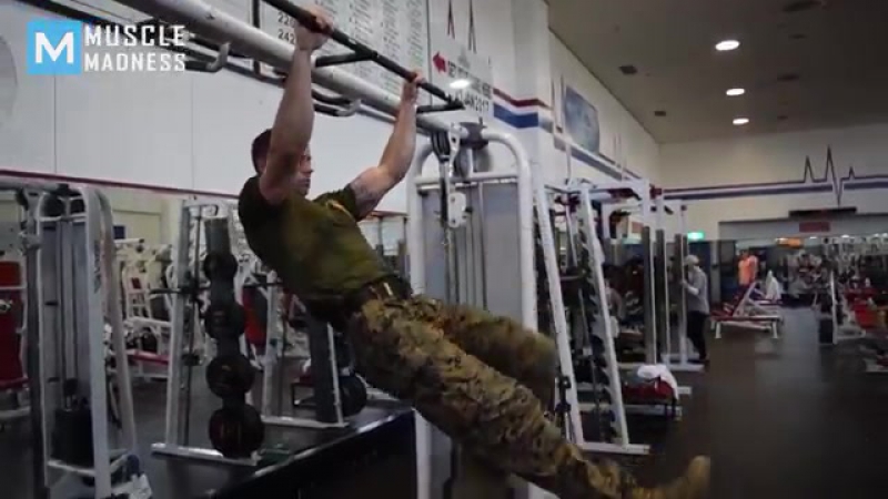 Морской пехотинец поражает своей физической подготоой