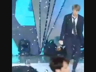 Тэ побежал за гуки что бы кинуть в него конфетти, какой же он милашка~