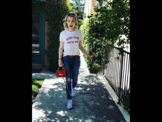 💪work hard and be nice 😊👍 || shirt @suburbanriot, jeans @motherdenim, sneaks @converse, bag custom♥️mini by @onna ehrlich