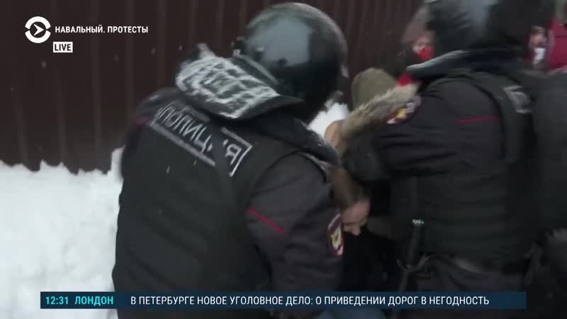 Полиция бьет и задерживает зажатых в угол протестующих