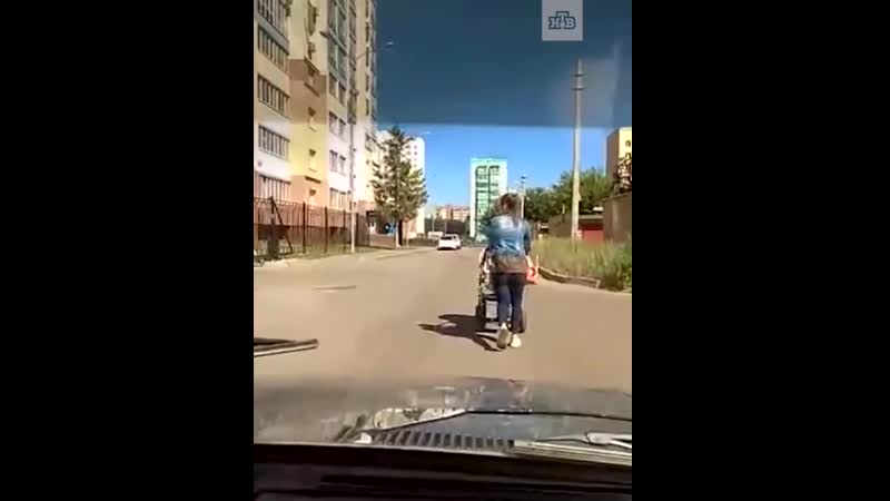 Мать, молодые коляска и автомобиль