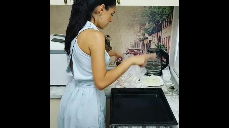 ✔картофель нарезать дольками ✔кусочки курицы ✔лисички(у меня посылочка из тайги😍) ✔лук репчатый полукольцами😍 ✔сметана, чтобы бл