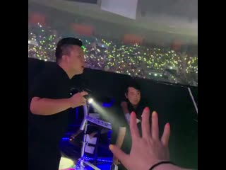 Omg look at staffs reaction when shownu run to greet monbebes shownus so cute!!! @officialmonstax