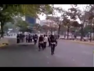 Policia venezuelana bate em mulher