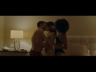 Натали эммануэль и бритт лоуэр (nathalie emmanuel and britt lower hot scenes in "holly slept over" 2020)