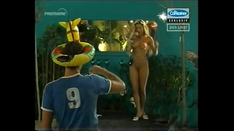 Только одна голая, голая на сцене – участница реалити шоу раздевается догола перед другими участниками