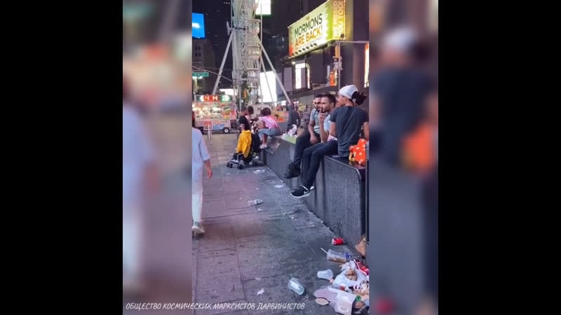 Засратый таймс сквер площадь в центральной части манхэттена в городе нью йорке в сша