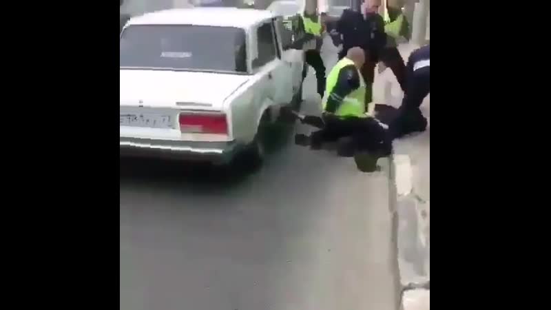 Менты жёстко задерживают парней