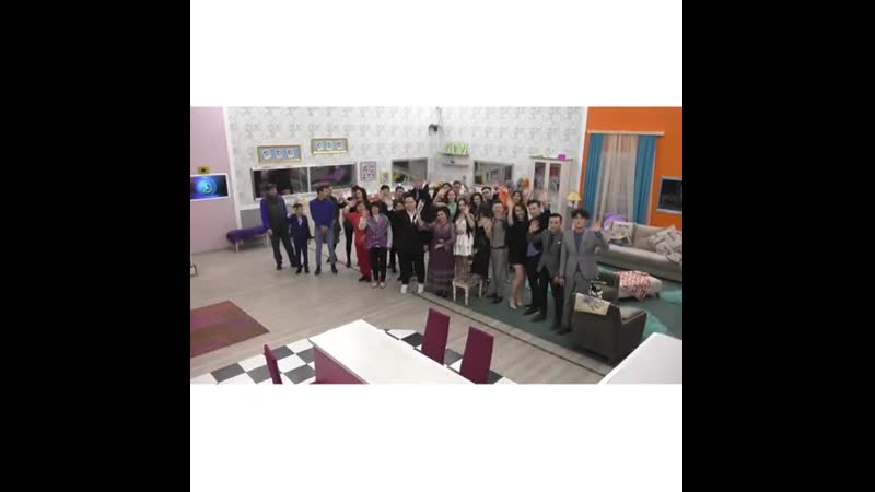 Бұл жоба үшін күн демей, түн демей, еңбек еткен жандар!
    эфирде, он шақты адам көрінгенімен, сыртында одан төрт есе көп адам еңбе