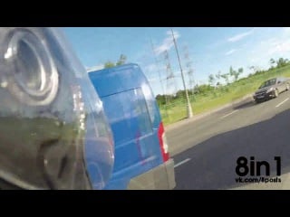 Мотоциклист помог утятам и утке перейти дорогу / motorcyclist ...