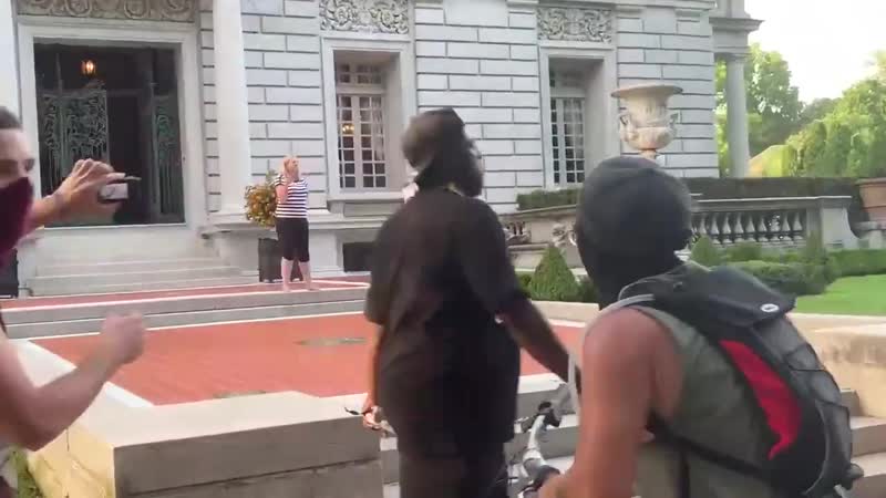 Подружжя з сент луїса прогнало протестувальників blm зі своєї території