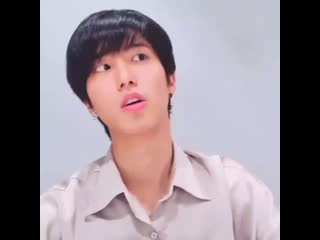 Talking about who has small hands in skz ah lee know hyung! lee know hyung has small hands lee know hyung cutely stumbles over