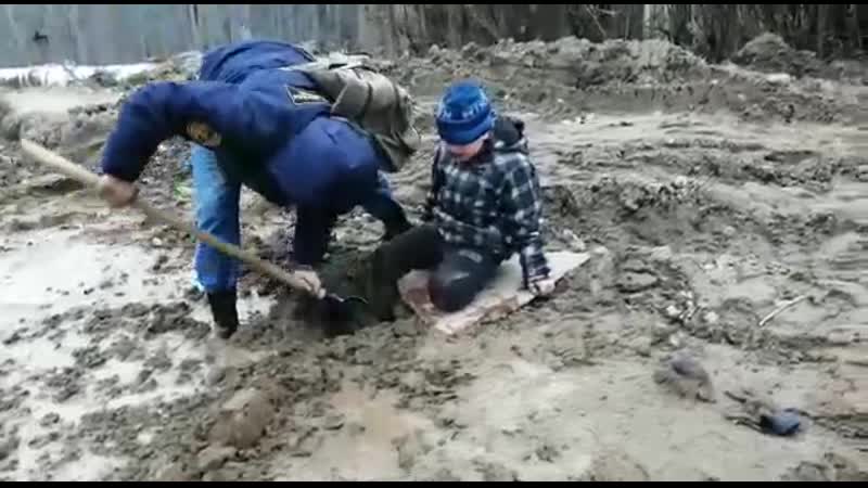 360p porn video – Ребенок застрял в грязи (360p) mp4