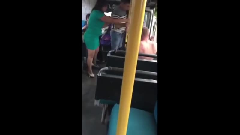 Очень зрелищная драка в автобусе