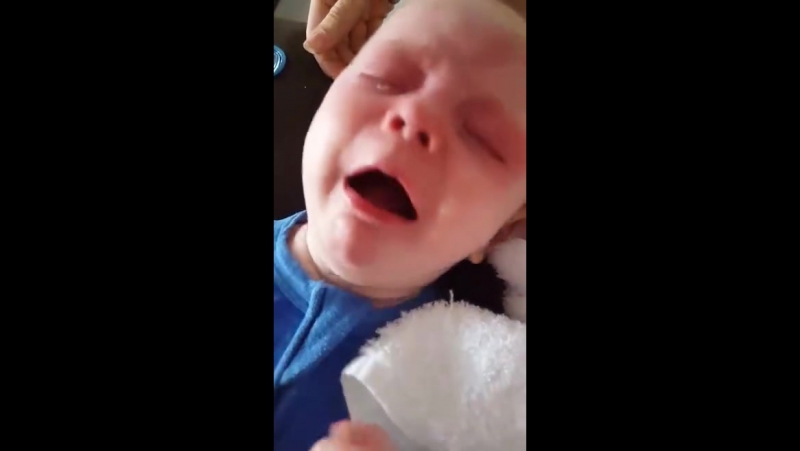 Четырехмесячный молодые, больной коклюшем лающий кашель и удушье