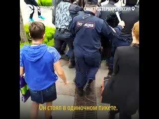 В петербурге задерживают участников акции в поддержку протестующих в москве