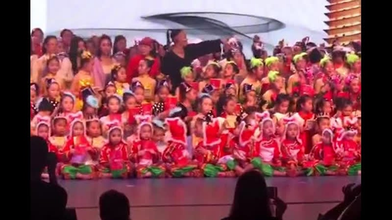 Сотни детей провалились под сцену и попали на видео