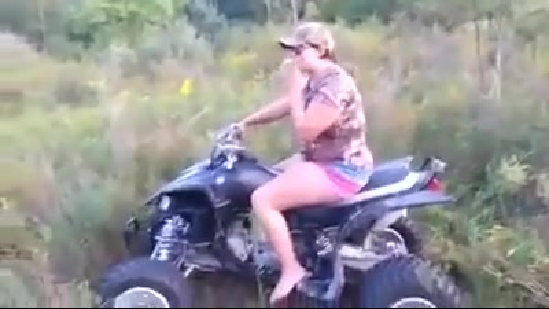Девушке предложили покататься на квадроцикле