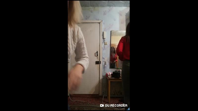 Засветила как подруга переодевалась в зеркале 2020