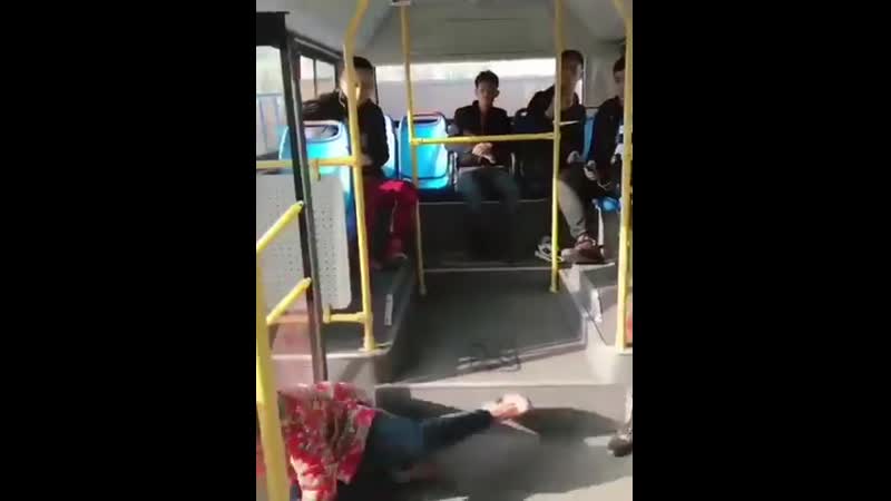 Viral Video, The Chinese Sings On The Bus, Very Funny (480p) Mp4 