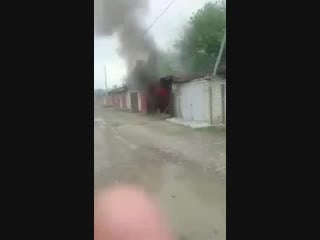 Gorit garazh i muzhik rewil podojti spcs me mp4