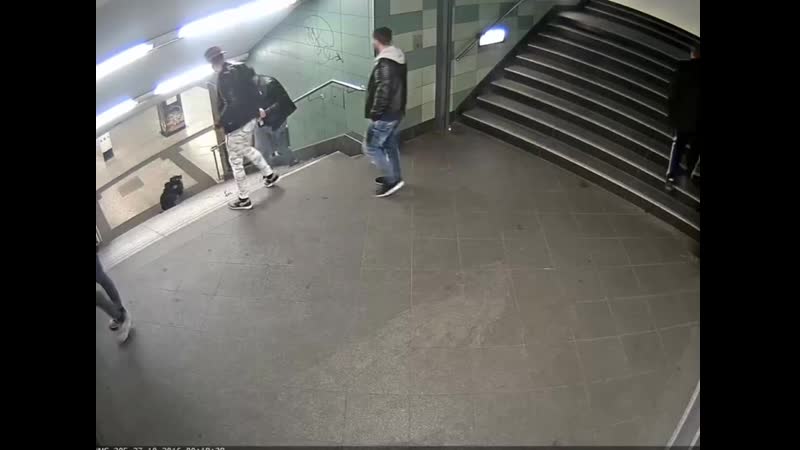 Пнул девушку в спину