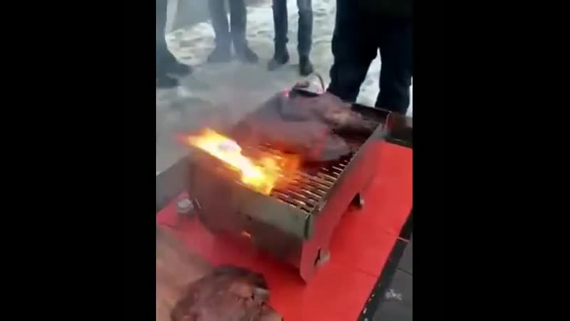 Сочные стейки на природе зимой