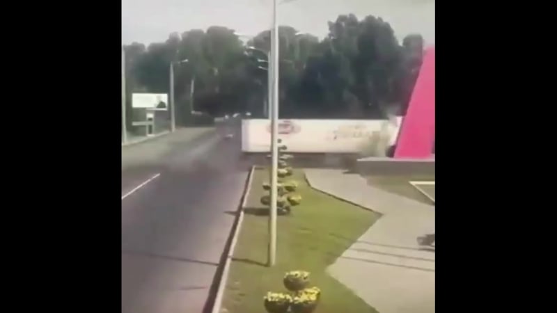 Фура, груженая водкой, на полном ходу протаранила стелу на въезде в новокузнецк водитель погиб